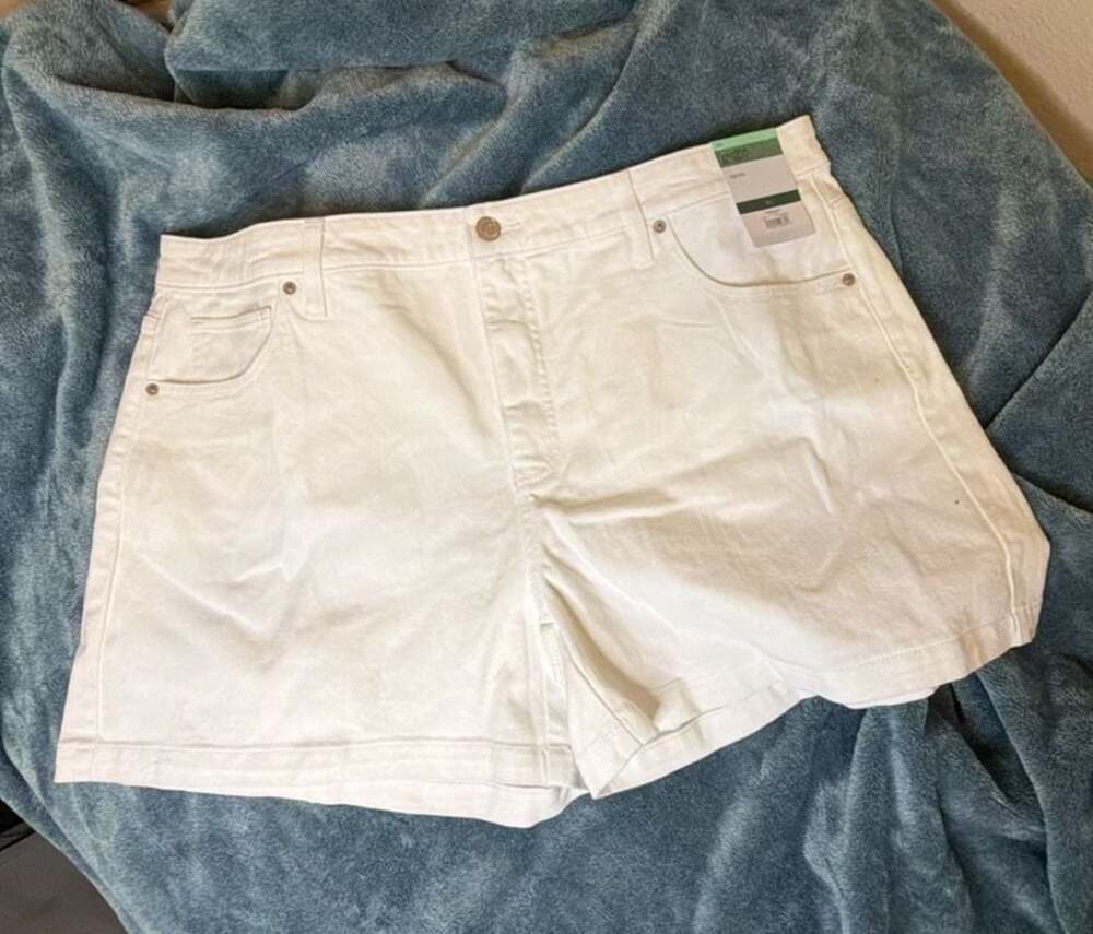 Time and Tru White Denim Shorts Size 20 #SOU1120-E